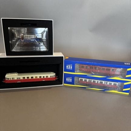 REE - Set of four railcars: VB-155, VB-156, MB-114