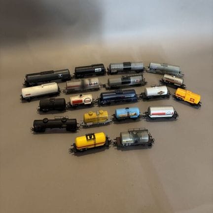 Lot de dix neuf wagons citernes - dont JOUEF, LIMA