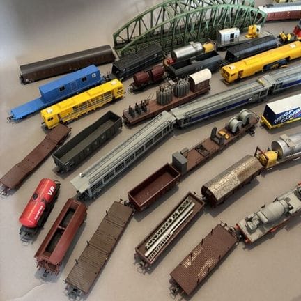 Lot de cinquante wagons et un pont ferroviaire don