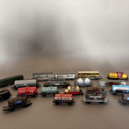Lot de dix neuf wagons dont JOUEF, ROCO, ELECTROTR
