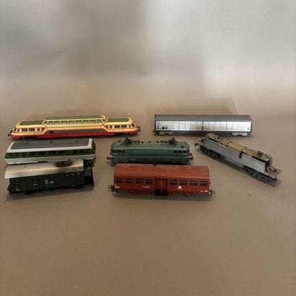 Lot de sept wagons dont LIMA et JOUEF  

Trains mi