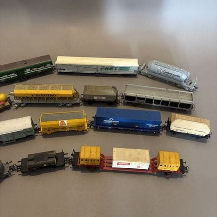 Lot de seize wagons dont LIMA et JOUEF 

Trains mi