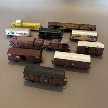 lot de onze wagons dont JOUEF, ROCO, MARKLIN, PIKO