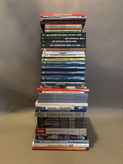Lot de cinquante-sept livres sur les trains et che