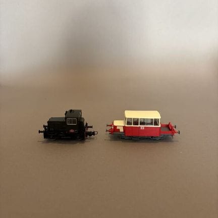 REE - deux wagons locomotives - MB-034 et MB-222 
