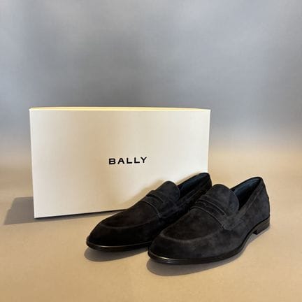 BALLY - Paire de mocassins en daim noir dans leur 