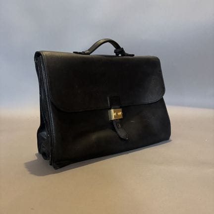 Sac à dépêche en cuir noir à double soufflet.
Tire