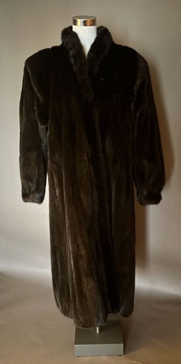 YVES SAINT LAURENT - Manteau de fourrure noir. 
Do