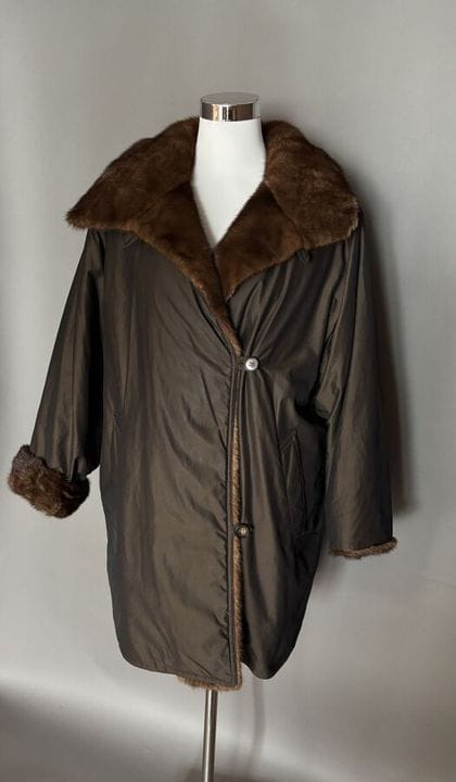 Manteau long marron doublure en fourrure.
Fermetur