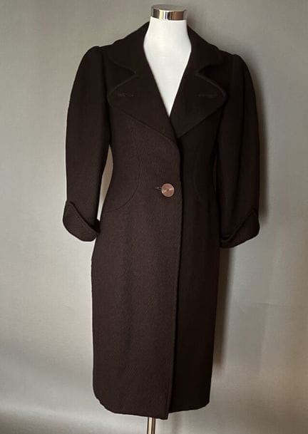 CHLOE
Manteau long en laine marron, large col cran