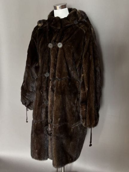 FENDISSIME - Manteau en fourrure marron.
Capuche a