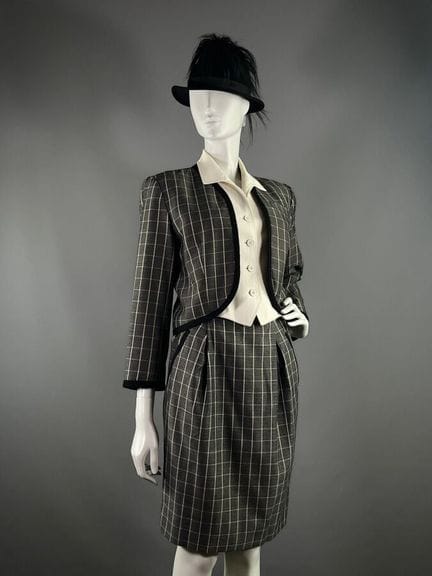 GUY LAROCHE - Lot de 2 tailleurs.

-Modèle en lain