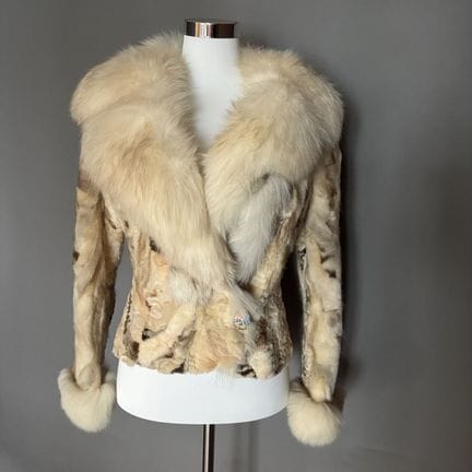 Veste courte en fourrure blanche et beige à large 