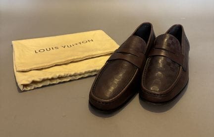 LOUIS VUITTON - Paire de mocassins marron à motif 