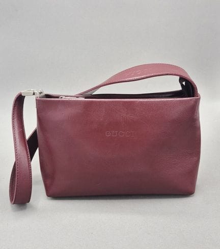 GUCCI 
Sac à main en cuir bordeaux, une anse, ferm