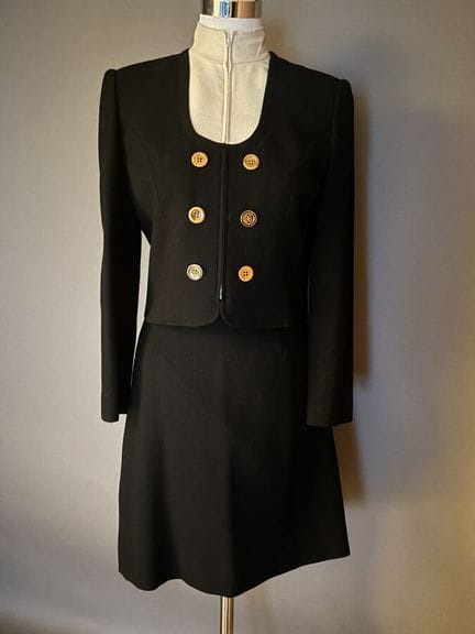 MISS ACHIDA
Ensemble tailleur jupe. 
Veste courte,