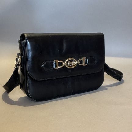 Sac à bandoulière réglable en cuir noir. 
Fermetur