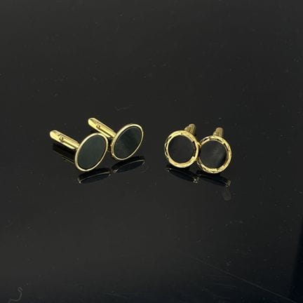 Deux paires de boutons de manchettes dont : 
-  un