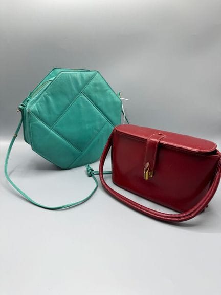 CHARLES JOURDAN ET AUTRE - 2 sacs à main.

-Modèle
