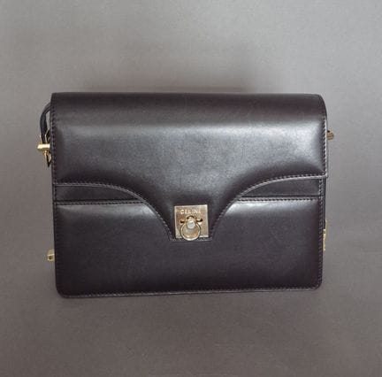 CELINE
Sac en cuir lisse noir, fermeture à anneau 