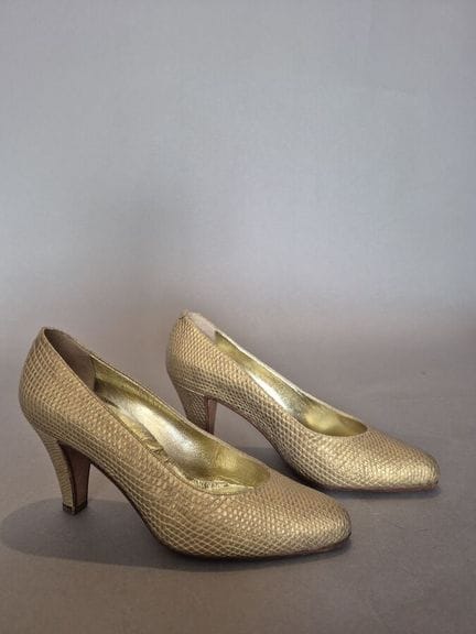 Andrea PFISTER
Paire d'escarpin doré à motif d'éca