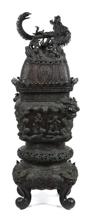 Bruciatore in bronzo con decorazioni raffiguranti 