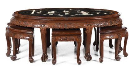 Lote compuesto por mesa oriental y seis taburetes 
