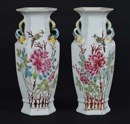 Coppia di vasi in porcellana. Cina.  Inizi del XX 