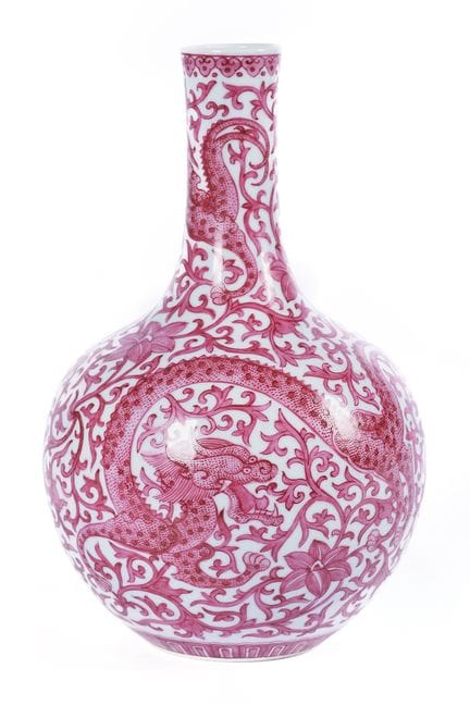Vaso in porcellana decorato con draghi orientali. 