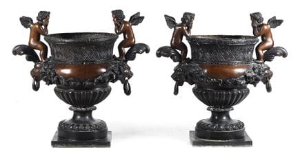 Coppia di grandi coppe in bronzo decorate con angi