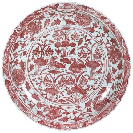 Piatto in porcellana rossa e bianca con decorazion