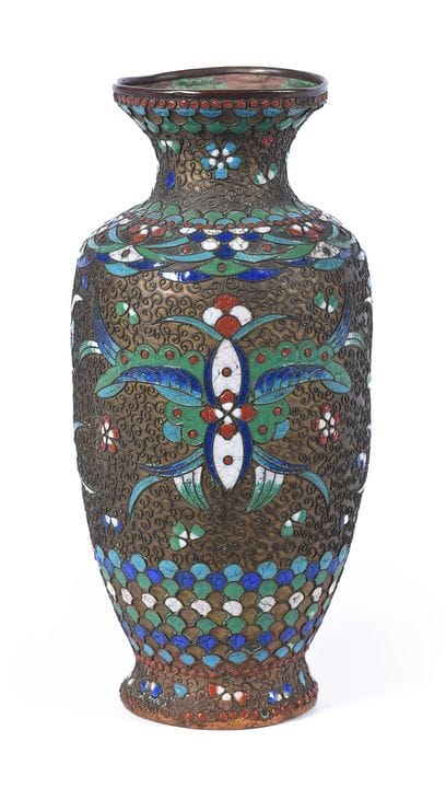Vaso realizzato in cloisonné e decorato con motivi