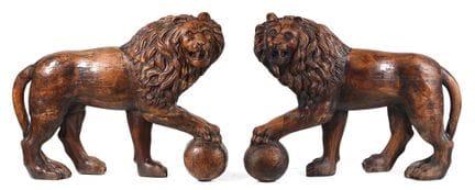 Coppia di figure in legno intagliato raffiguranti 