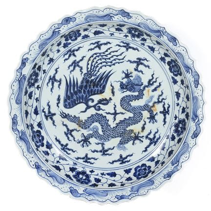 Piatto in porcellana blu e bianca con decorazioni 
