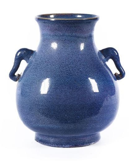 Vaso in ceramica blu con manici a forma di testa d