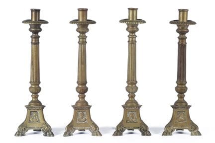 Lotto composto da quattro candelieri in bronzo. In