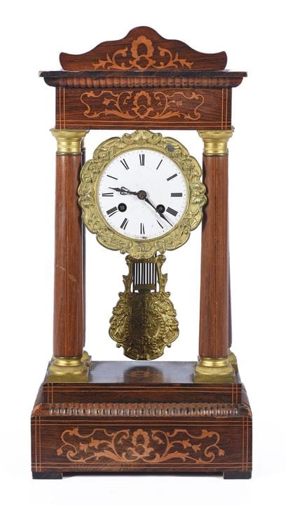 Orologio a colonne realizzato in legno con intarsi