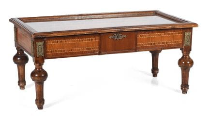 Table basse en bois d'acajou avec marqueterie et v
