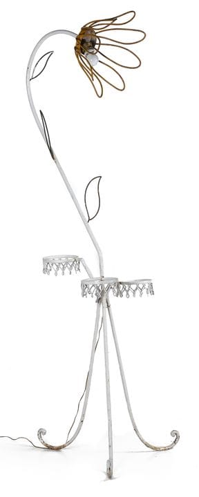 Lampadaire en métal peint, représentant une fleur.