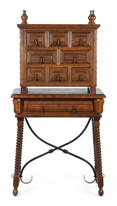 Armoire à compartiments réalisée en bois de noyer.