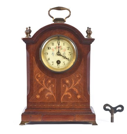 Horloge de table en bois d'acajou avec marqueterie