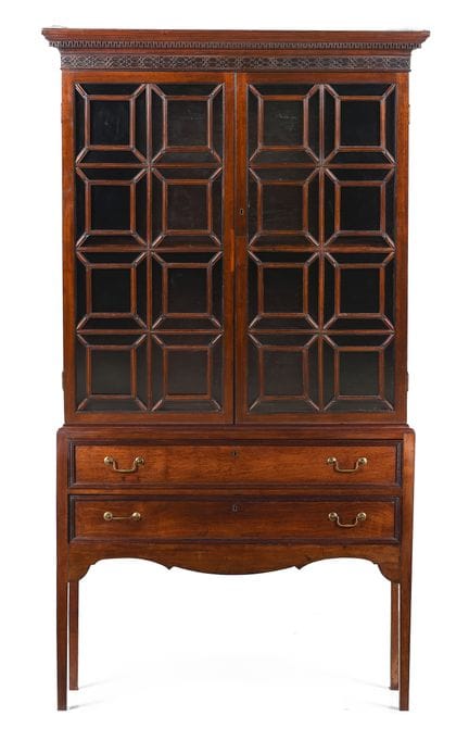 Vitrine-bibliothèque en bois d'acajou sculpté et v