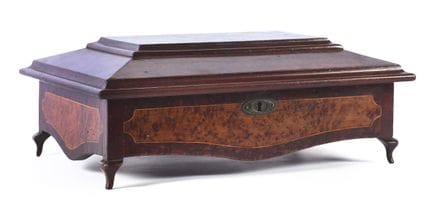 木制旅行梳妆台，饰以树根木贴面。20世纪中叶。15×36×26 厘米
