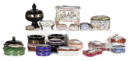 Set consisting of 18 boxes and 2 ashtrays from the