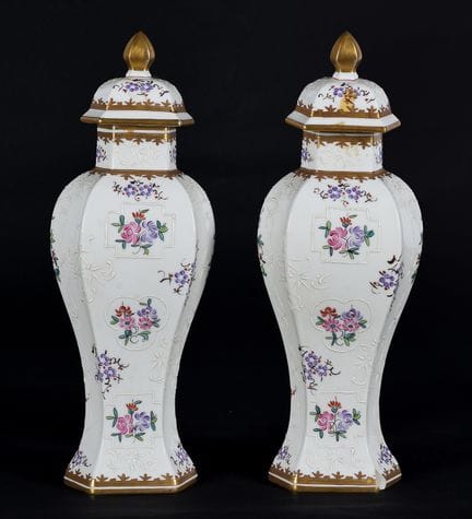 Paire de vases en porcelaine ornés de motifs flora