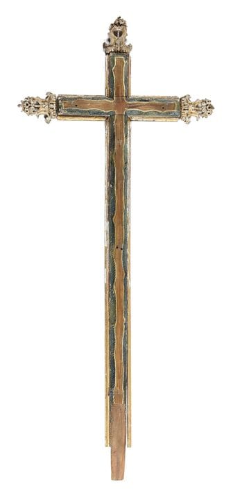 Croce realizzata in legno intagliato e policromo. 