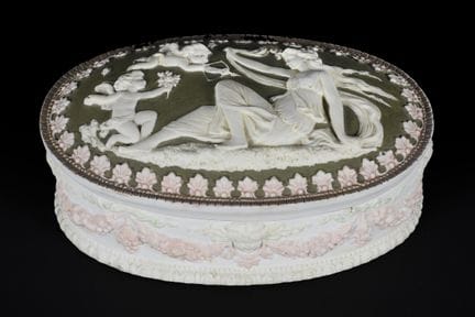 Box made of Wedgwood porcelain and decorated with 