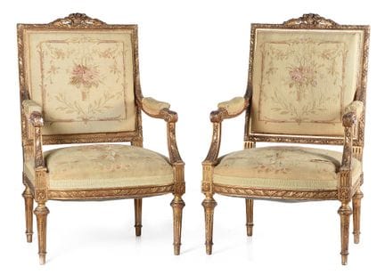 Paire de fauteuils en bois doré et rembourrés. Sty