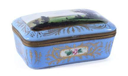 Box made of Limoges porcelain, decorated with a la