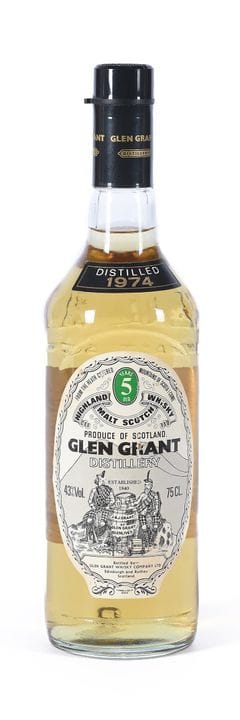 Bottiglia di whisky scozzese Glen Grant, 1974.
